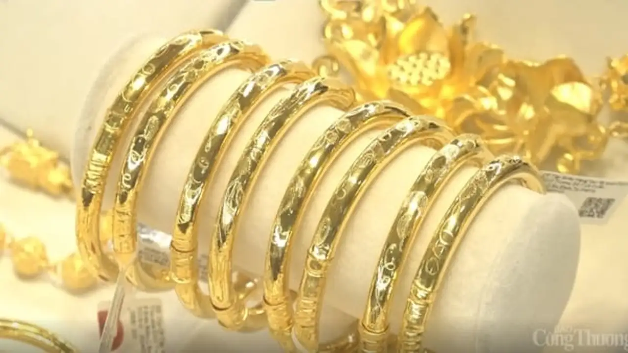 فارق سعري يتجاوز 30 مليون دونغ بين الذهب في فيتنام والأسواق العالمية